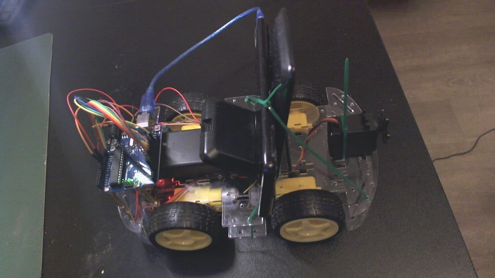 Selbstgebauter Vierrad-Roboter auf dem Schreibtisch